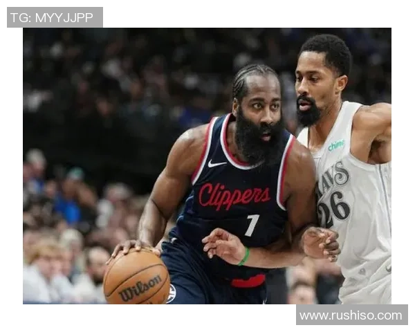 巴塞罗那与曼联激战完场双方表现精彩引发球迷热议 巴塞罗那与曼联激战完场双方表现精彩引发球迷热议